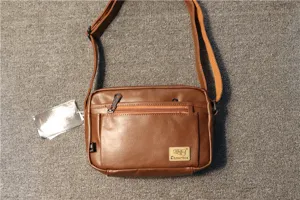 Braune PU Leder Herrentasche Detail, lässige Umhängetasche mit mehreren Reißverschlüssen.