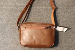 Braune Herren Freizeit PU Leder Umhängetasche Messenger Bag mit verstellbarem Gurt.