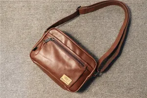 Braune Leder Umhängetasche Detail, lässige Herren Crossover Tasche mit Reißverschlusstasche.