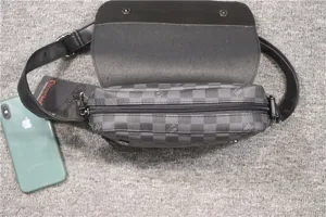 Herren Freizeit Karo Brusttasche mit Reißverschluss, verstellbarem Riemen und Design.