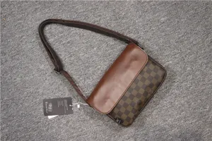 Three-box brauner karierter Messenger Bag fuer Herren laessige Schulter Umhaengetasche Alltag.