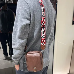 Borsa a tracolla casual verticale da uomo con elegante cinturino geometrico colorato per ufficio.