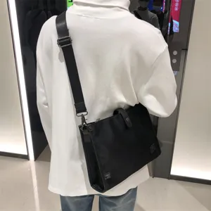 Bolso bandolera negro de nylon para hombre, bolso casual con correa ajustable.