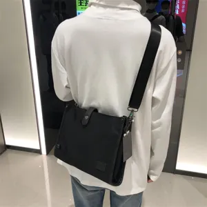 Bolso cruzado de nailon negro clásico para hombre con correa ajustable y estilo diario.