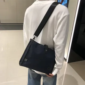 Bolso bandolera de hombre de nylon, vista detallada, bolso azul oscuro casual de moda.