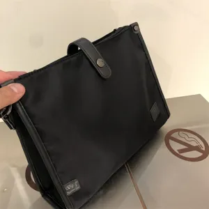 Bolso bandolera negro de nylon para hombre, bolso cruzado casual con correa duradera.