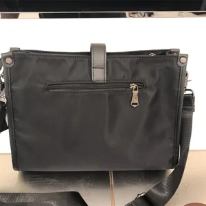Vista detallada del bolso bandolera de nylon negro para hombre, bolso de negocios.