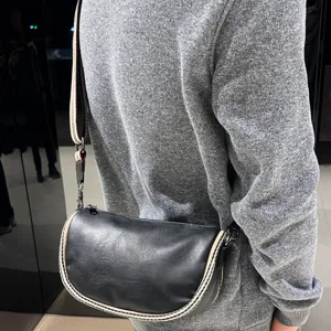 Sac Bandoulière Décontracté en Cuir Souple pour Homme Sac à Épaule Mode avec Coutures Sac Messager Rétro d'Affaires Sac à Main de Voyage Quotidien