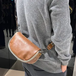 Sac bandouliere decontracte pour homme en cuir souple avec coutures de contraste.
