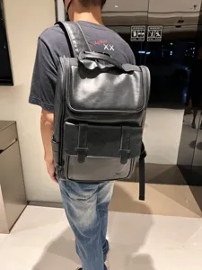 Zaino nero da uomo in pelle, ideale per affari, spostamenti quotidiani e viaggi scolastici.