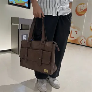 Vue détaillée du sac à bandoulière d'affaires pour hommes en cuir PU marron avec poignées.