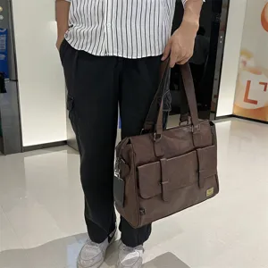 Vue détaillée du sac cabas marron pour hommes d'affaires, sac à bandoulière pour ordinateur.