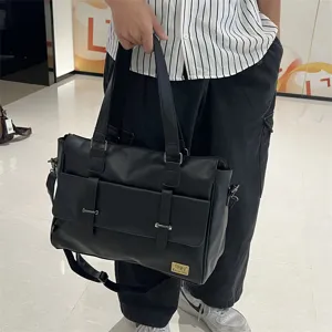 Sac bandoulière d'affaires en cuir noir pour homme sacoche de voyage et ordinateur.