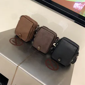 Casual vertical crossbody bag for men and women, soft leather multi-pocket shoulder bag.