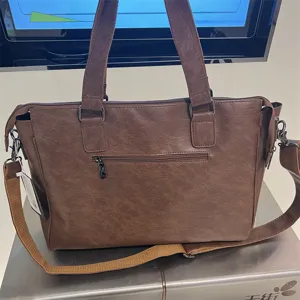 Vue détaillée de la texture et de la quincaillerie du sac bandoulière business homme en cuir PU.