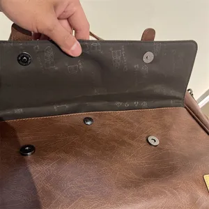 Sac à main décontracté d'affaires pour hommes, sac bandoulière marron avec bouton pression.
