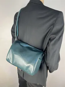Dark green casual crossbody bag detail, adjustable shoulder strap and daily commuting style.