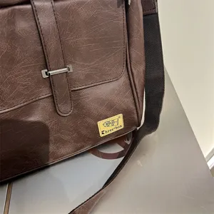Sac bandoulière en cuir synthétique marron pour homme, sacoche de travail décontractée réglable.