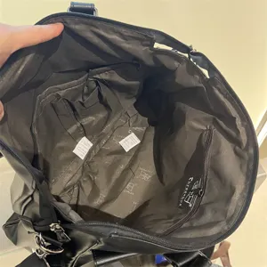 Vue détaillée de la doublure intérieure du sac à main décontracté pour hommes avec poches.