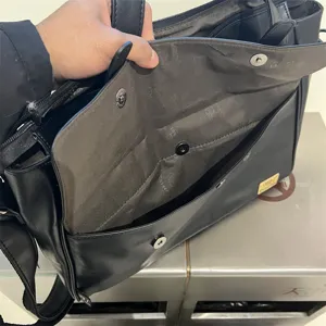 Sac bandoulière homme affaires loisirs vue détail intérieur, grand sac épaule en cuir.