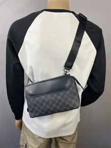 Modieuze zwarte schoudertas met ruitjes patroon voor heren casual messenger bag