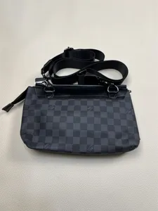 Stijlvolle geruite schoudertas voor heren met flap en verstelbare riem voor dagelijks gebruik.