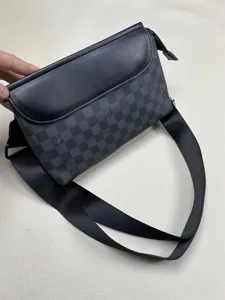 Zwarte geruite heren schoudertas met flapontwerp en brede riem, stijlvolle casual boodschappentas.