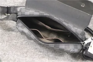 Details der karierten Umhängetasche für Herren mit Innenfächern und Reißverschluss.