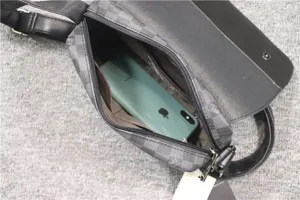 Detailansicht der grauen karierten Herren Umhängetasche mit Innenfach und großem Stauraum.