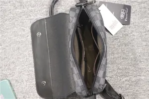 Detailansicht der Three-box karierten Herren Umhängetasche mit Innenfächern und Etiketten.