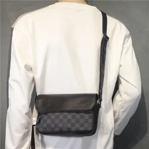 Schwarze und graue karierte Umhängetasche für Herren, lässige Messenger Bag mit verstellbarem Gurt.