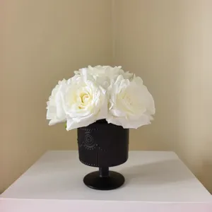 Künstlicher weißer Rosenstrauß mit schwarzer Vase für Heimdekoration Hochzeitsfoto