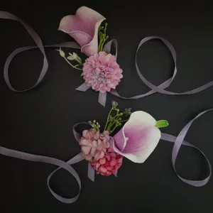 Corsage da polso di fiori artificiali viola chiaro per matrimoni e fotografia.