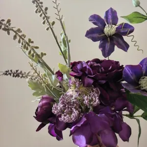 Vue détaillée d'un bouquet de fleurs artificielles violettes fait main, arrangement floral.