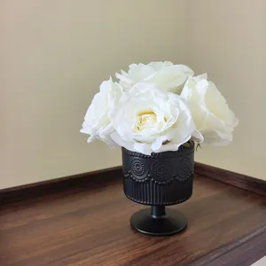 Detailansicht eines künstlichen weißen Rosenstrauchs mit 7 Seidenblumen in dekorativer Vase.