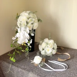 Ensemble de bouquet de mariée cascade en roses artificielles blanches avec fleurs et boutonnière.