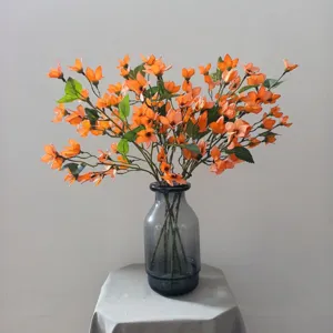 Oranje kunstbloemen boeket in grijze glazen vaas voor huisdecoratie knutselen detail