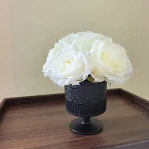 Künstlicher weißer Rosenstrauß in schwarzer Vase. Perfekte Deko für Zuhause und Hochzeit.