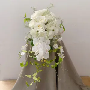 Détails du bouquet de mariée cascade en roses blanches et orchidées, fleur artificielle.