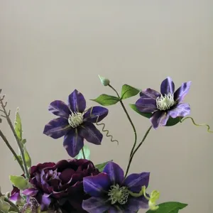 Détail de fleur clématite violette artificielle, décor floral réaliste pour mariage et accessoires.