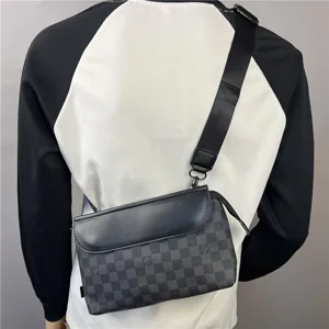 Heren mode geruite schoudertas zwart grijs damier crossbody tas met flap casual stijl
