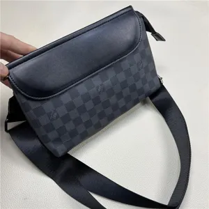 Stijlvolle heren ruitjes schoudertas met klep en brede riem voor dagelijks casual gebruik.