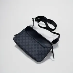 Stijlvolle zwarte geruite crossbody schoudertas voor heren met flap en verstelbare riem.