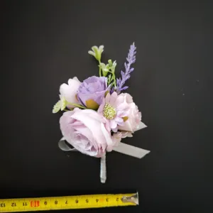 Paarse kunstbloem boutonnière trouwpak reversspeld bruidegom corsage accessoire detail weergave