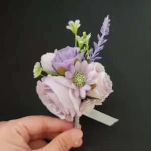 Close-up detail van een elegante paarse kunstmatige boutonnière met bloemen.