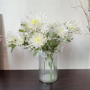 Vista dettagliata di fiori artificiali floccati in vaso di vetro scanalato, decorazione.