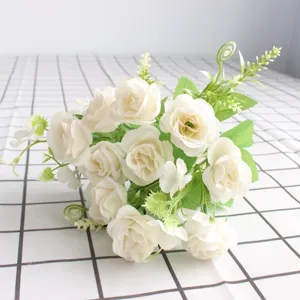 Bouquet di rose bianche artificiali in seta per decorazione tavola e feste casa
