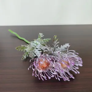 Primo piano dettaglio di ramo di fiore artificiale floccato con foglie per la decorazione.