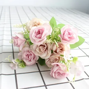 Primo piano dettaglio bouquet di rose di seta artificiale, decorazione floreale rosa e champagne.