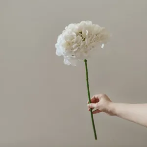 Primo piano dettagliato dell'ortensia artificiale bianca a stelo singolo, decorazione floreale.